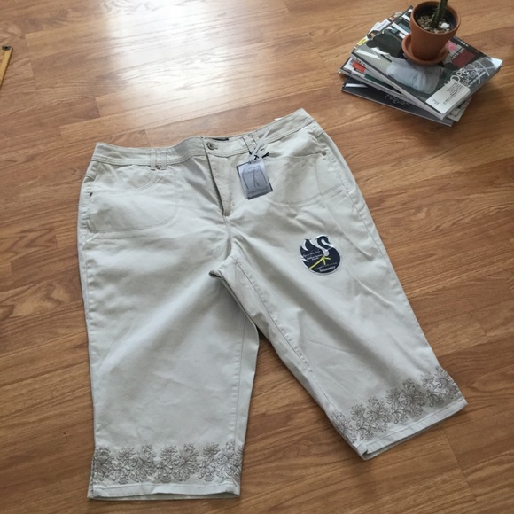 Gloria Vanderbilt Pants - Gloria Vanderbilt Khaki Beige Capris Slimming 20W